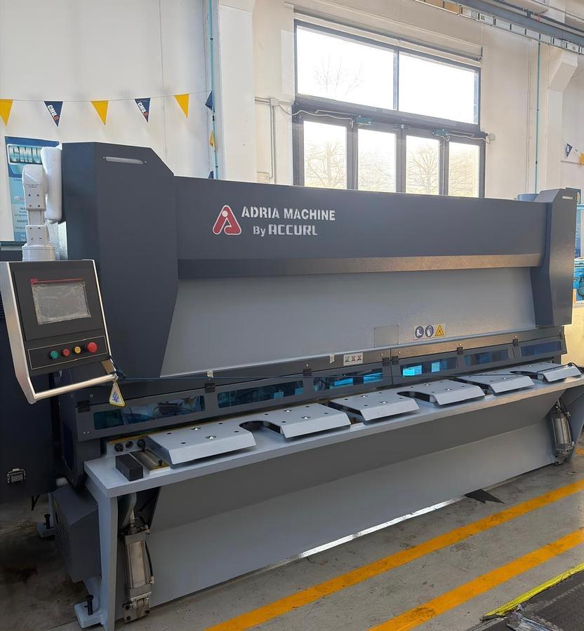 CESOIA A GHIGLIOTTINA OLEODINAMICA AD ANGOLO VARIABILE ADRIA MACHINE