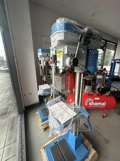 Usato Trapani nuovi tradizionali mod. 28 cm 3 con dispositivo di filettatura e 1 mandrino con riduzione in completamento