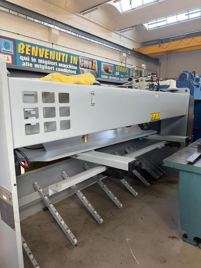CESOIA A GHIGLIOTTINA OLEODINAMICA AD ANGOLO VARIABILE ADRIA MACHINE