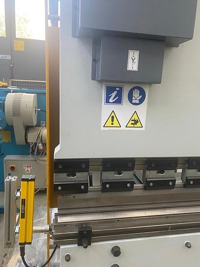 Ricondizionato WARCOM PRESSA PIEGATRICE WARCOM PP 4000 X 200 TON RETROFITTATA A 6 ASSI  MONTAGGIO CONTROLLO NUOVA ESA 640 S NUOVO