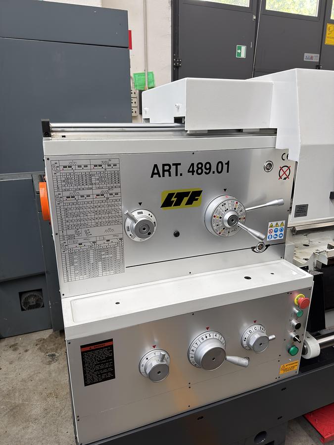 Tornio parallelo di precisione LTF modello 489.01 con potente motore trifase da 7,5 kW a 24 velocità per la massima precisione di regolazione.