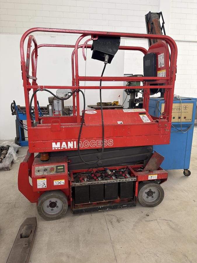 Usato PIATTAFORMA AEREA A BATTERIA 8 METRI ALZATA