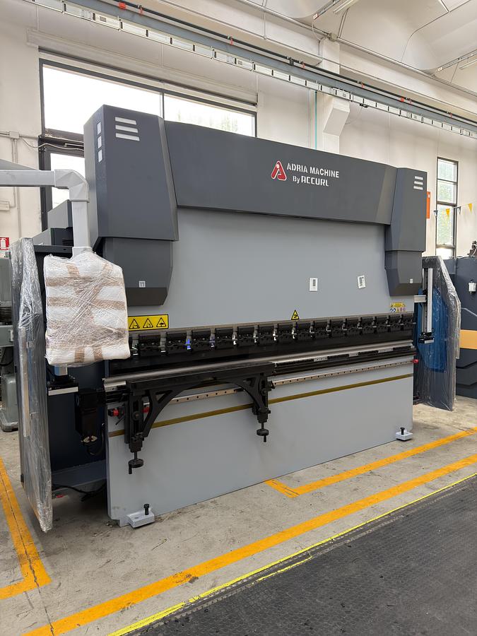 Usato PRESSA PIEGATRICE ADRIA MACHINE MOD B32135 A NORME 3000x135 ton  CE