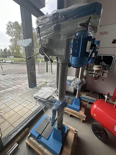 Usato Trapani nuovi tradizionali mod. 28 cm 3 con dispositivo di filettatura e 1 mandrino con riduzione in completamento