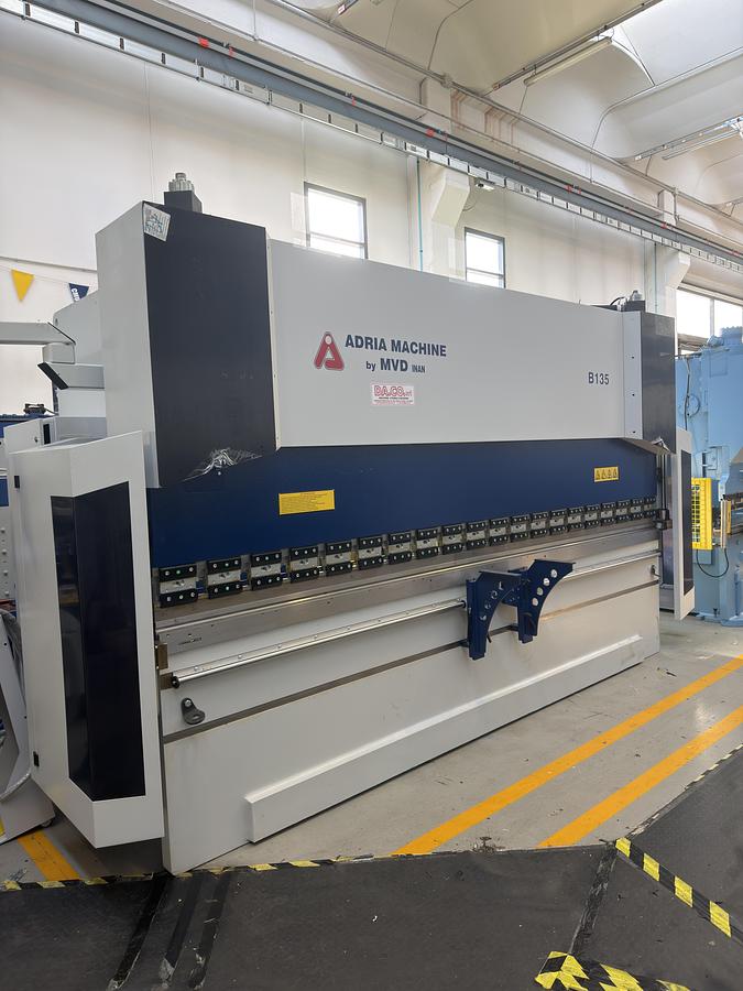 CESOIA A GHIGLIOTTINA OLEODINAMICA AD ANGOLO VARIABILE ADRIA MACHINE