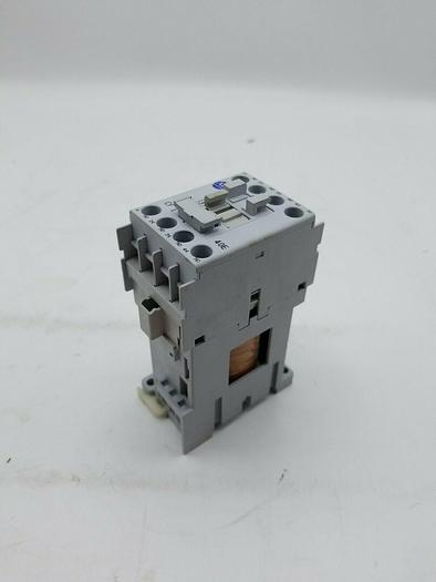 Used ALLEN BRADLEY 700-CF400D* SER A CONTROL RELAY