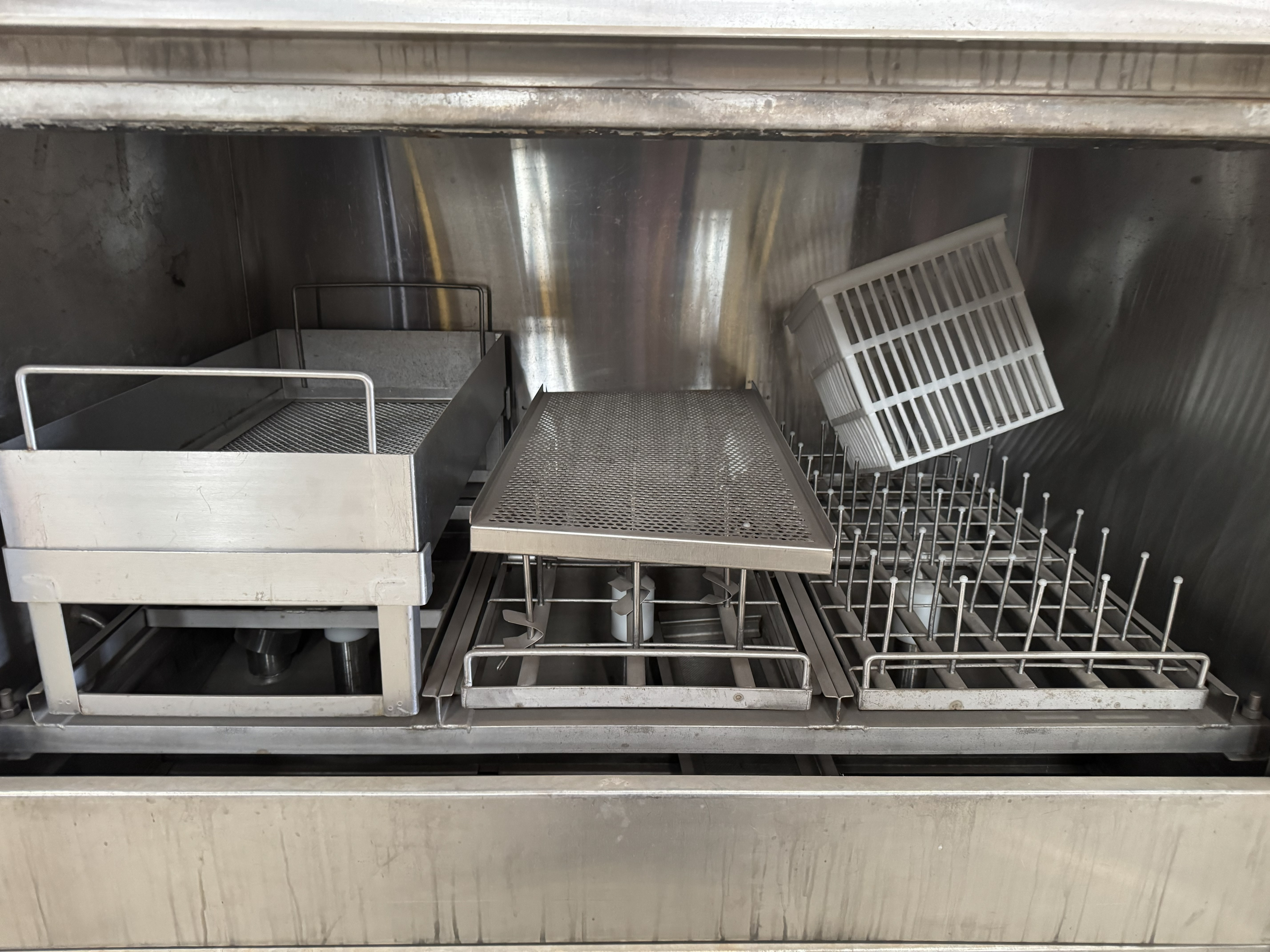 Used AMSCO RELIANCE SERIES GLASSWARE WASHER