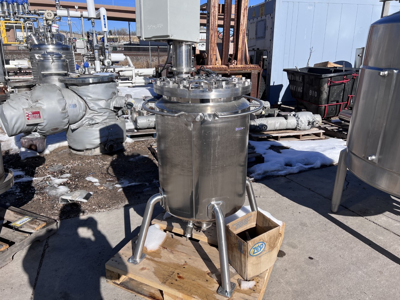 Used 25 GALLON  MIX TANK