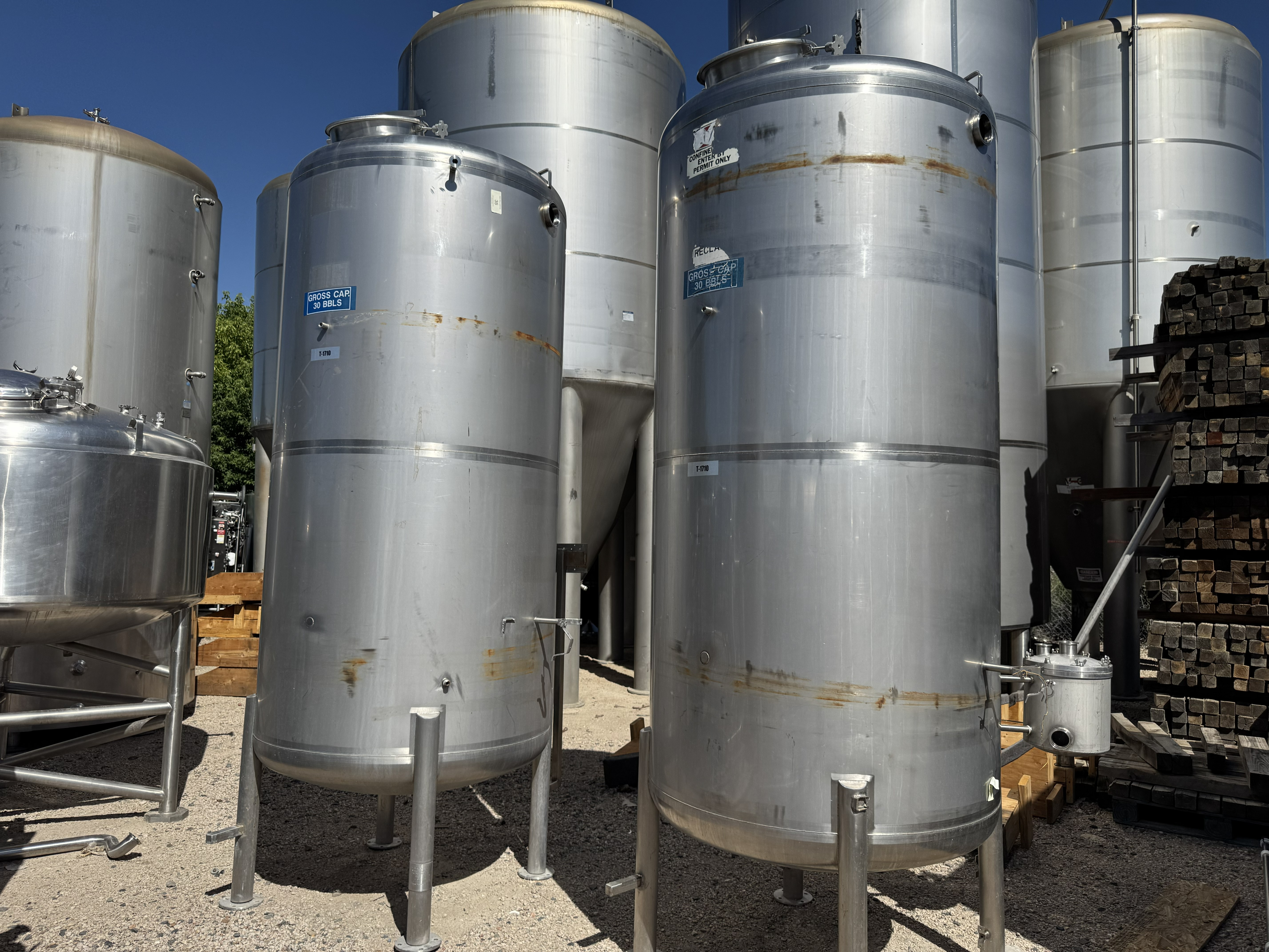 Used 1000 GALLON SINGLE SHELL CIP TANK