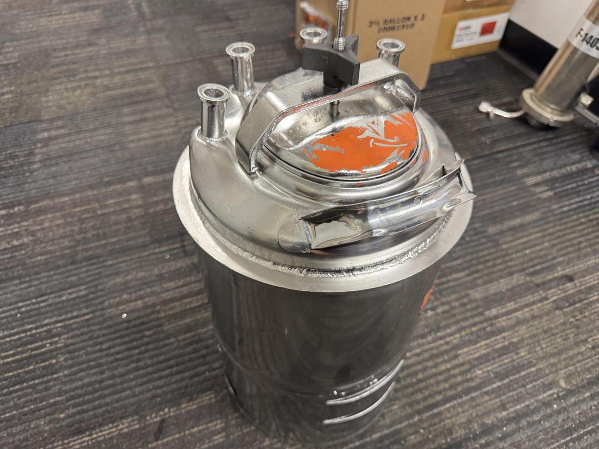 Used 1.5 GALLON JACKETED PRESSURE TANK