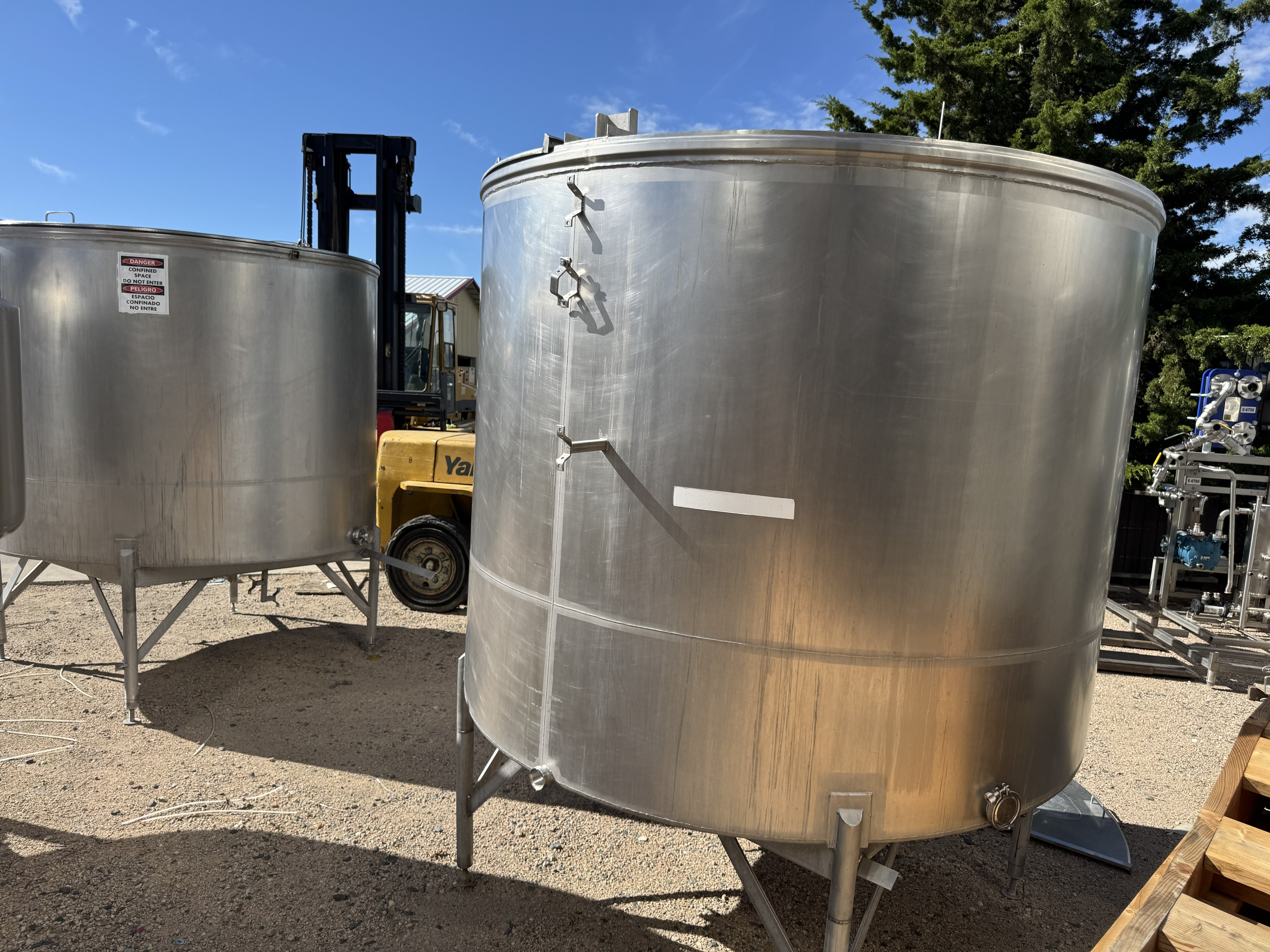 Used 1,500 GALLON SINGLE SHELL TANK