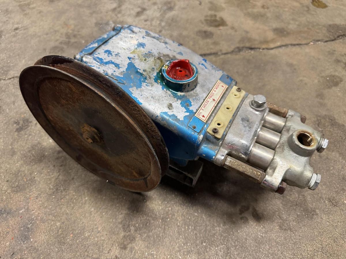 Used CAT PUMPS 280 PISTON PUMP
