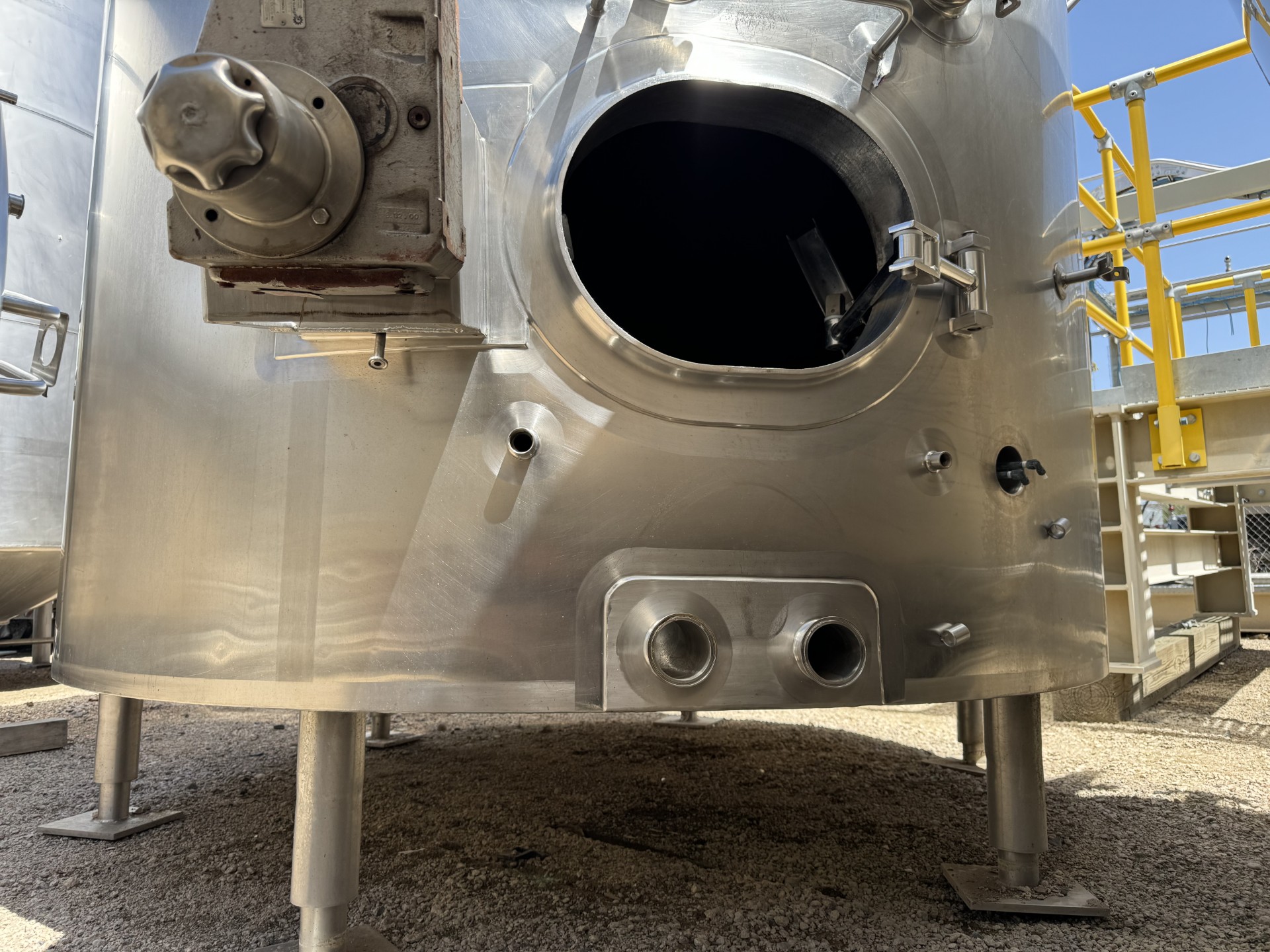 Refurbished 4500 GALLON VERTICAL JACKETED STORAGE TANK.