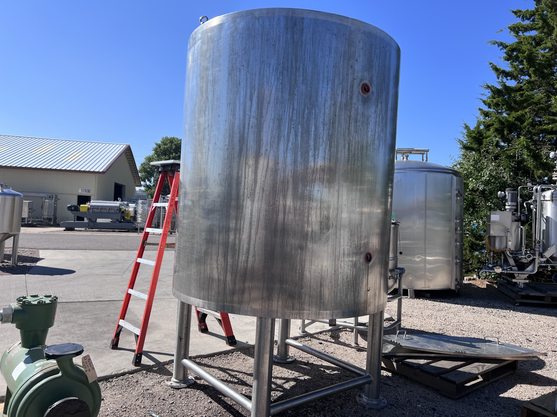 Used 750 GALLON LEE TANK