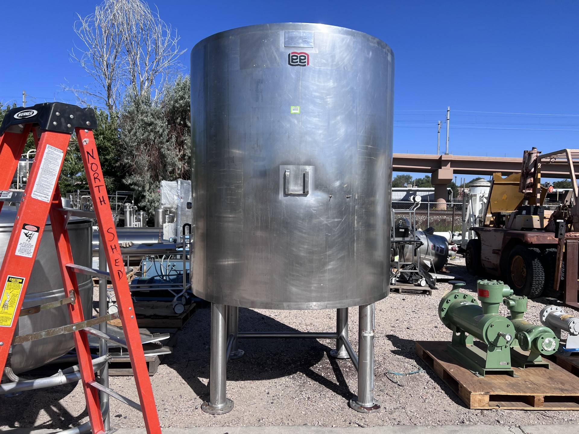 Used 750 GALLON LEE TANK
