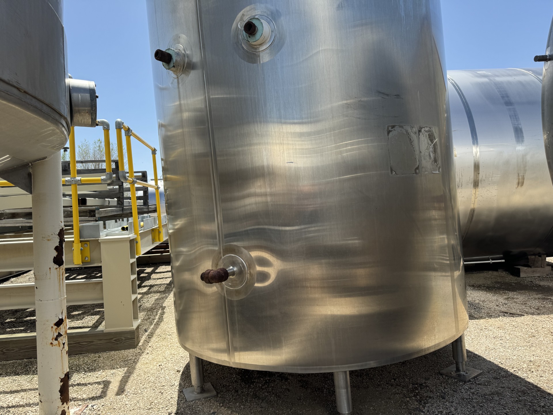 Refurbished 4500 GALLON VERTICAL JACKETED STORAGE TANK.