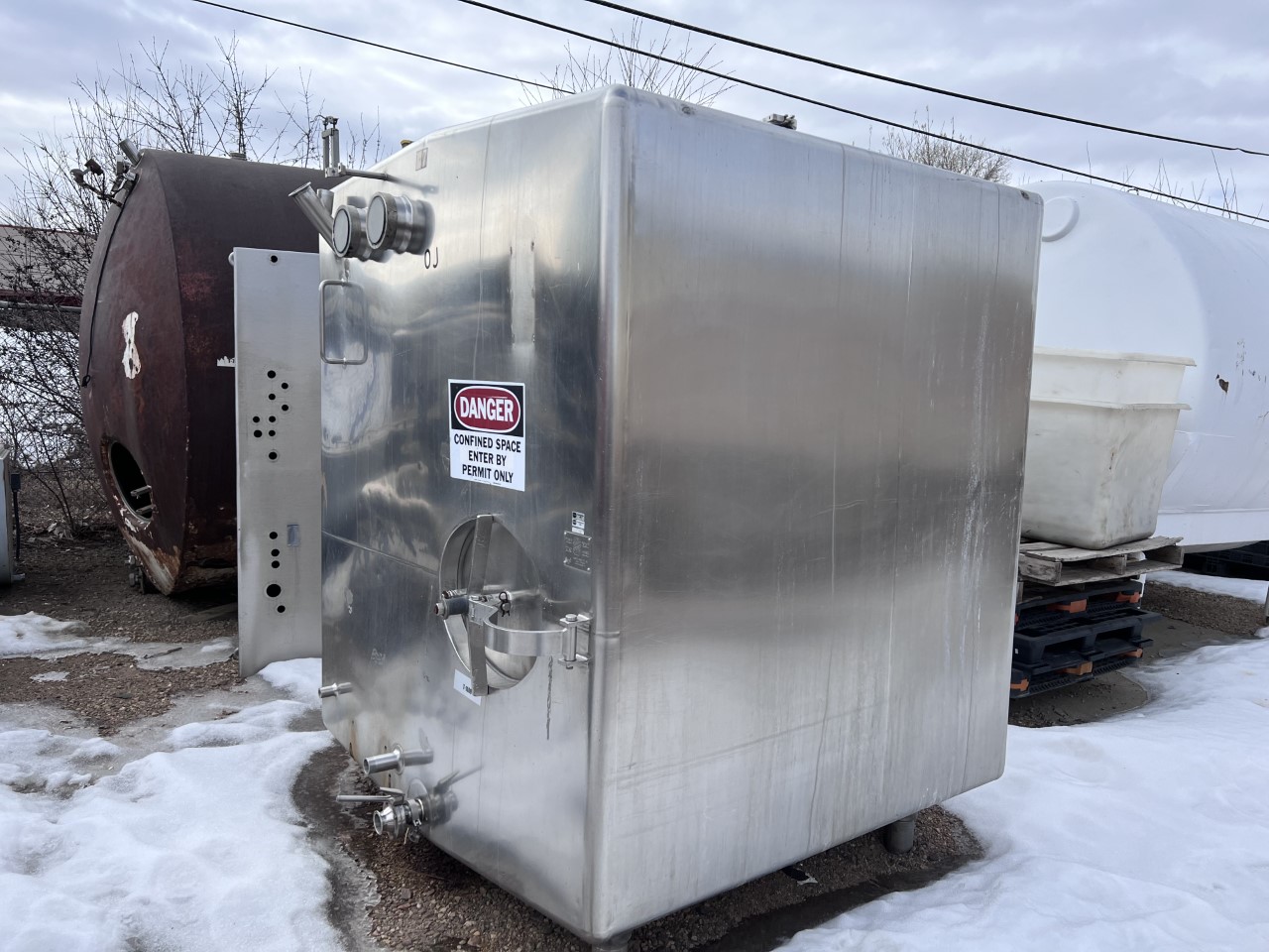 Used 1000 GALLON STORAGE TANK