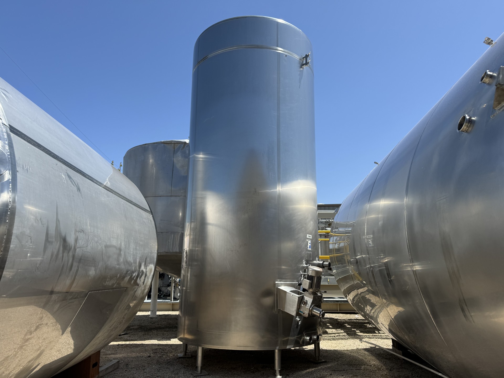 Refurbished 4500 GALLON VERTICAL JACKETED STORAGE TANK.