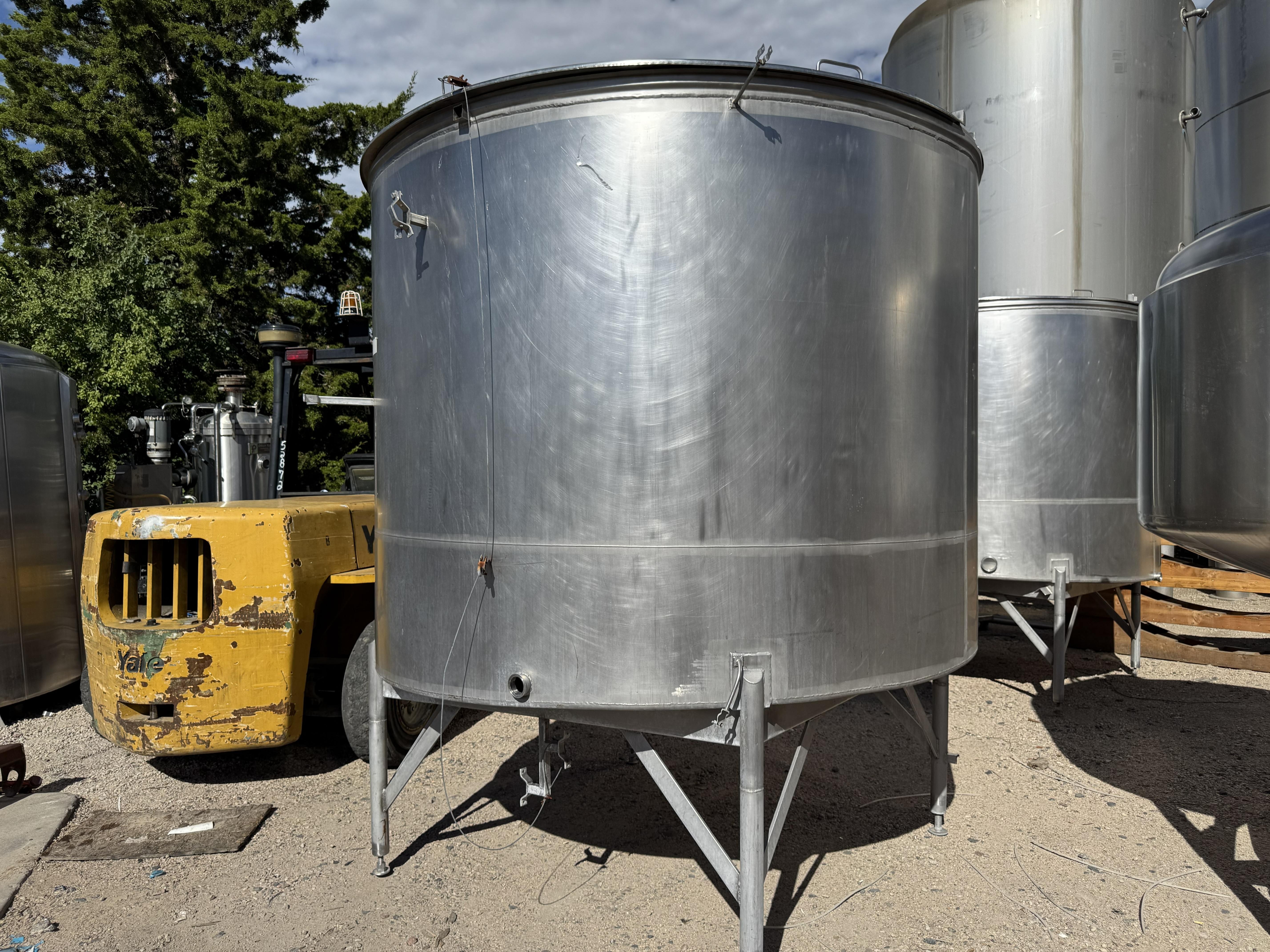 Used 1,500 GALLON SINGLE SHELL TANK