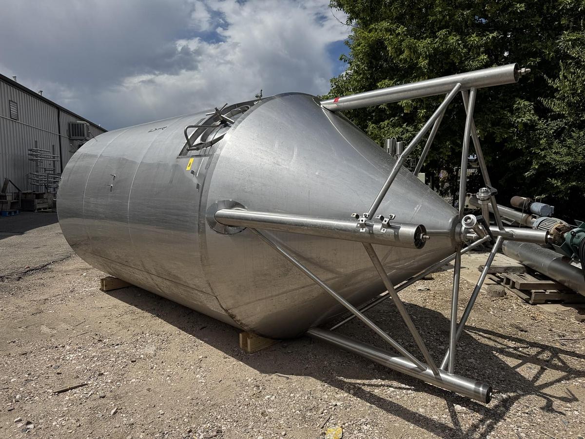 Refurbished 3000 GALLON FERMENTER TANK