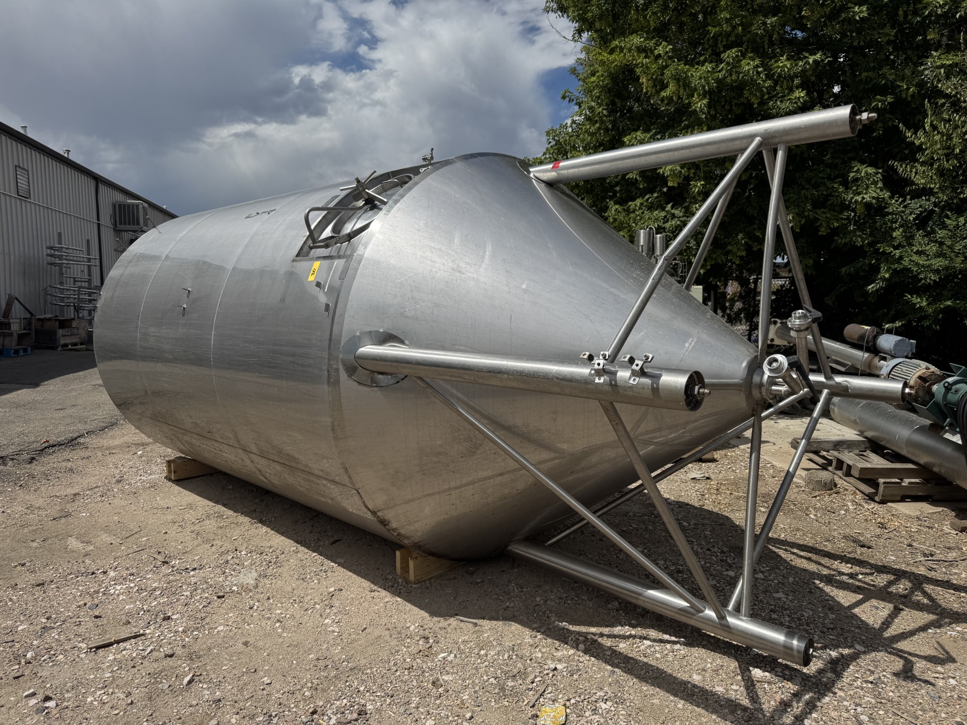 Refurbished 3000 GALLON FERMENTER TANK