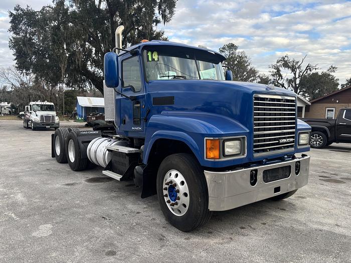 Used 2014 Mack Pinnacle CHU613 Day Cab Road Tractor #5643
