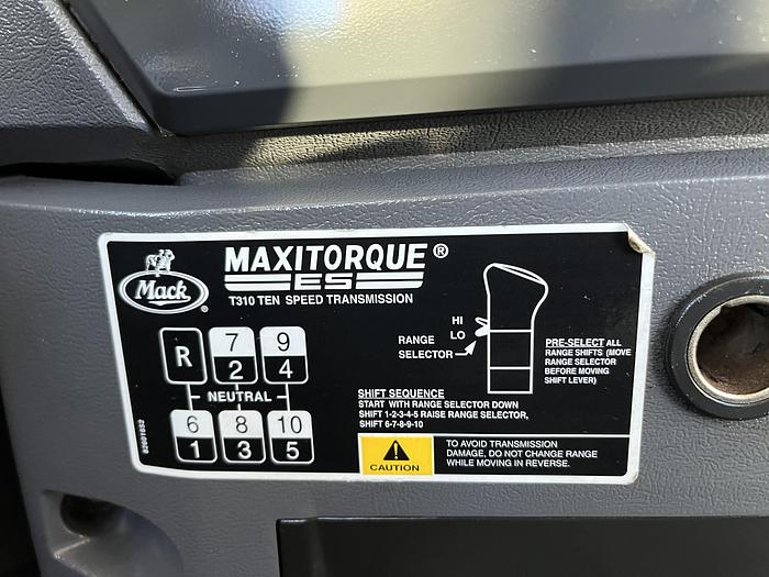 Used 2014 Mack Pinnacle CHU613 Day Cab Road Tractor