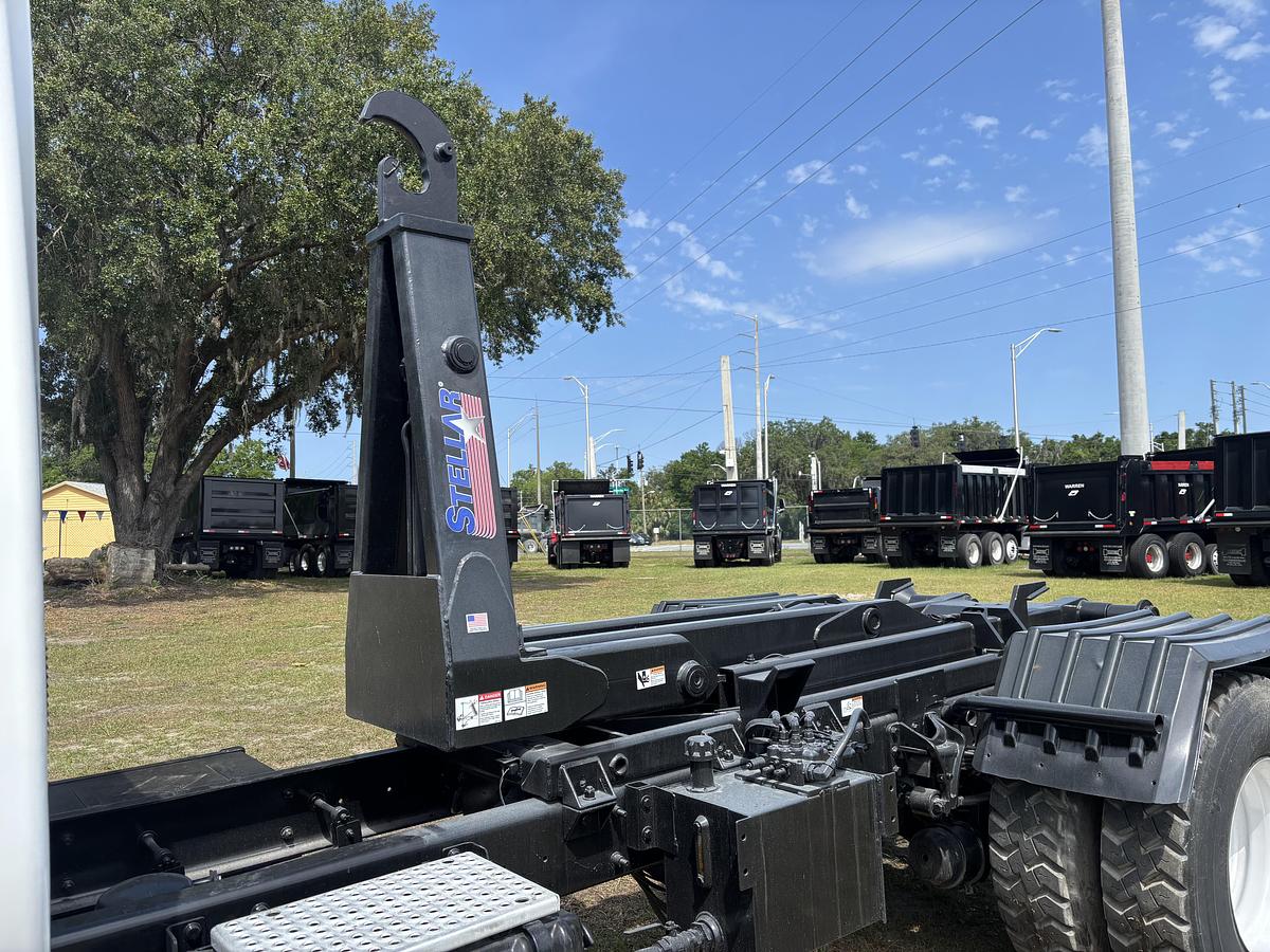 Used 2002 International  Durastar 4300 Single-Axle Hooklift Truck