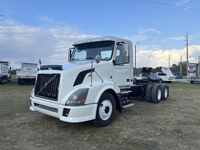 Used 2009 Volvo VNL Tandem-Axle Cab & Chassis #5581