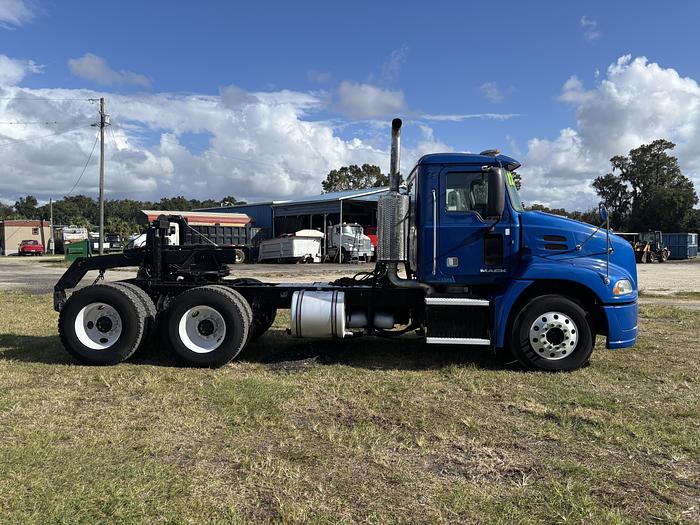 Used 2012 Mack Pinnacle CXU613 Day Cab Road Tractor #5644
