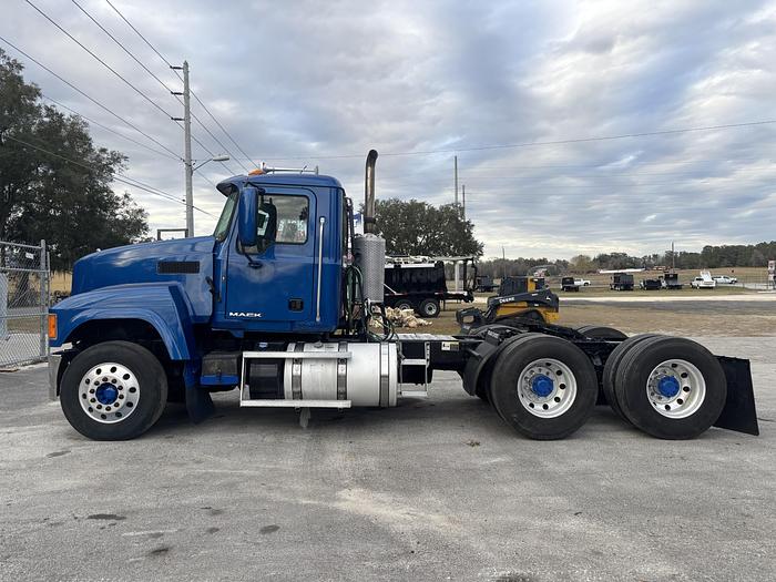 Used 2014 Mack Pinnacle CHU613 Day Cab Road Tractor #5643