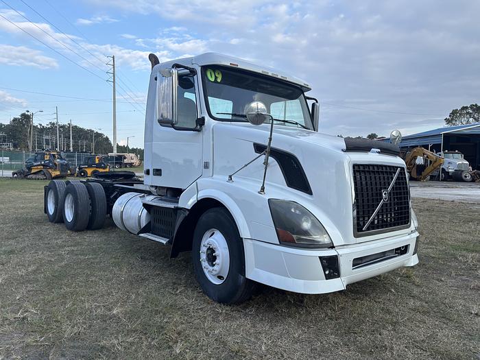 Used 2009 Volvo VNL Tandem-Axle Cab & Chassis #5581
