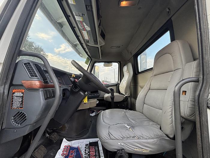 Used 2009 Volvo VNL Tandem-Axle Cab & Chassis #5581