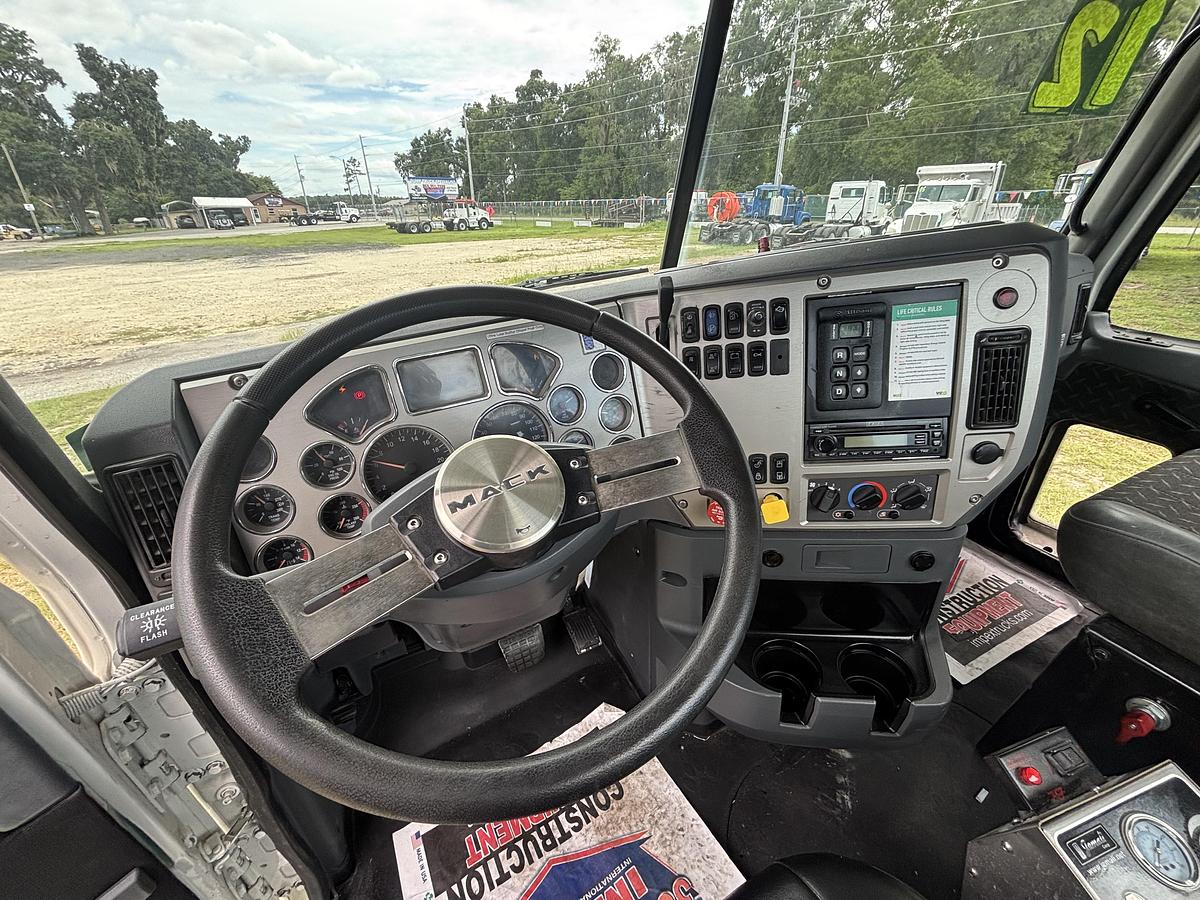 Used 2011 KW T800 Tandem-Axle with Dual-Steer Front Cab & Chassis #5760