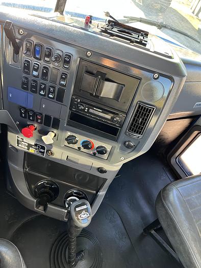 Used 2014 Mack Pinnacle CHU613 Day Cab Road Tractor
