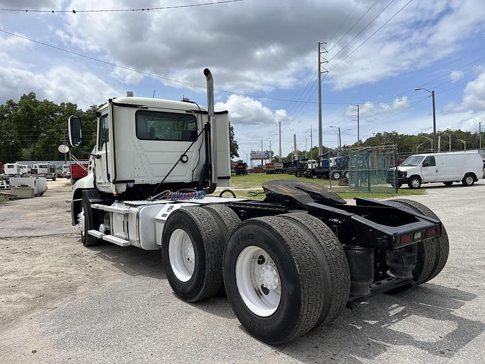 Used 2013 Mack Pinnacle CXU613 Day Cab Road Tractor
