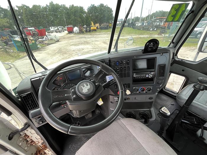 Used 2013 Mack Pinnacle CXU613 Day Cab Road Tractor
