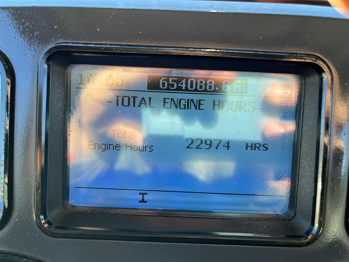 Used 2014 Mack Pinnacle CHU613 Day Cab Road Tractor