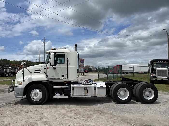 Used 2013 Mack Pinnacle CXU613 Day Cab Road Tractor
