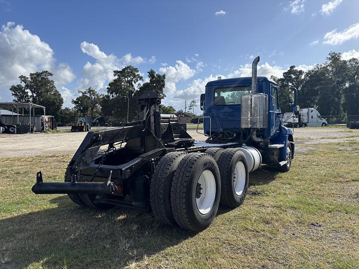 Used 2012 Mack Pinnacle CXU613 Day Cab Road Tractor #5644