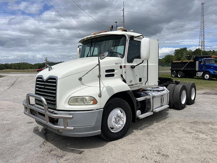 Used 2013 Mack Pinnacle CXU613 Day Cab Road Tractor