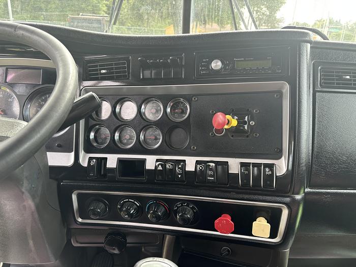 Used 2012 Kenworth T800 Tri-Axle Roll-Off Truck