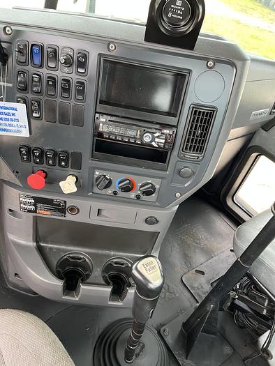 Used 2013 Mack Pinnacle CXU613 Day Cab Road Tractor