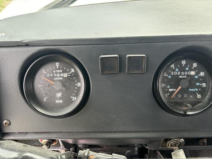 Used 2000 Mack RD688 Tandem-Axle Roll-Off Truck #5689