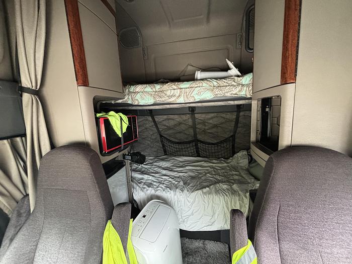 Used 2014 Freightliner Cascadia 125 Evolution Sleeper Truck (Consignment)