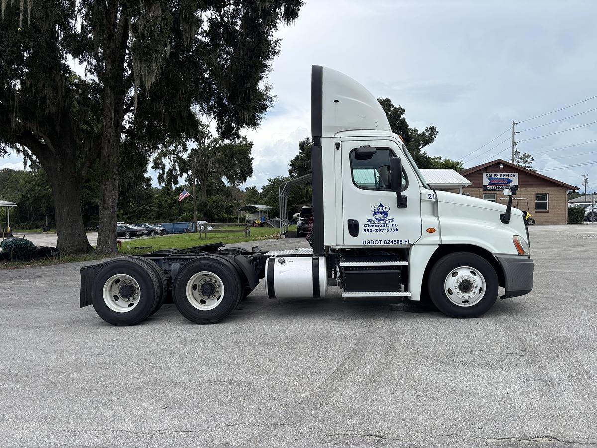 Used 2015 Freightliner Cascadia 125 Day Cab Truck #CONS
