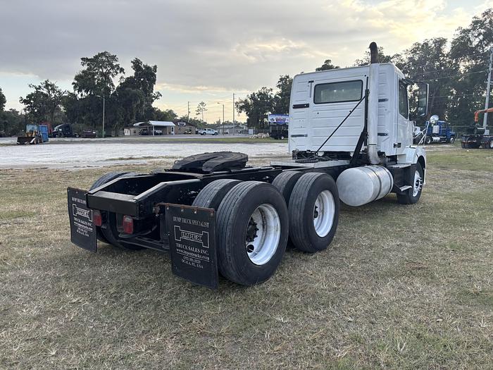 Used 2009 Volvo VNL Tandem-Axle Cab & Chassis #5581