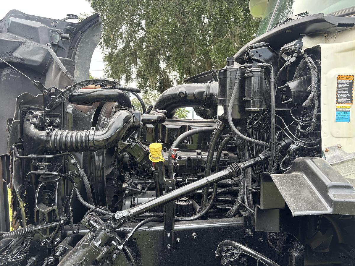 Used 2011 KW T800 Tandem-Axle with Dual-Steer Front Cab & Chassis #5760