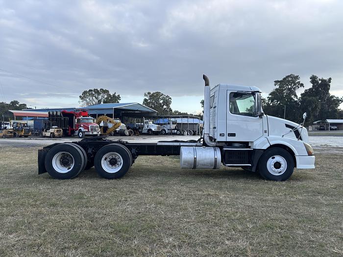 Used 2009 Volvo VNL Tandem-Axle Cab & Chassis #5581