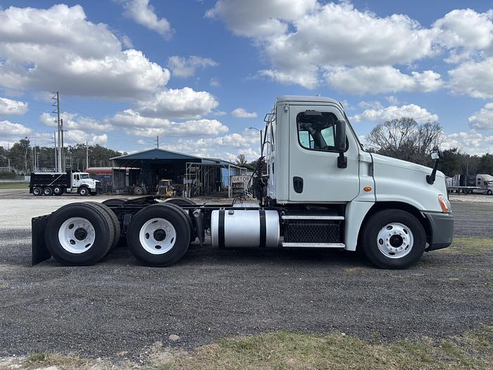 Used 2013 Freightliner Cascadia 125 Day Cab CONSIGNMENT